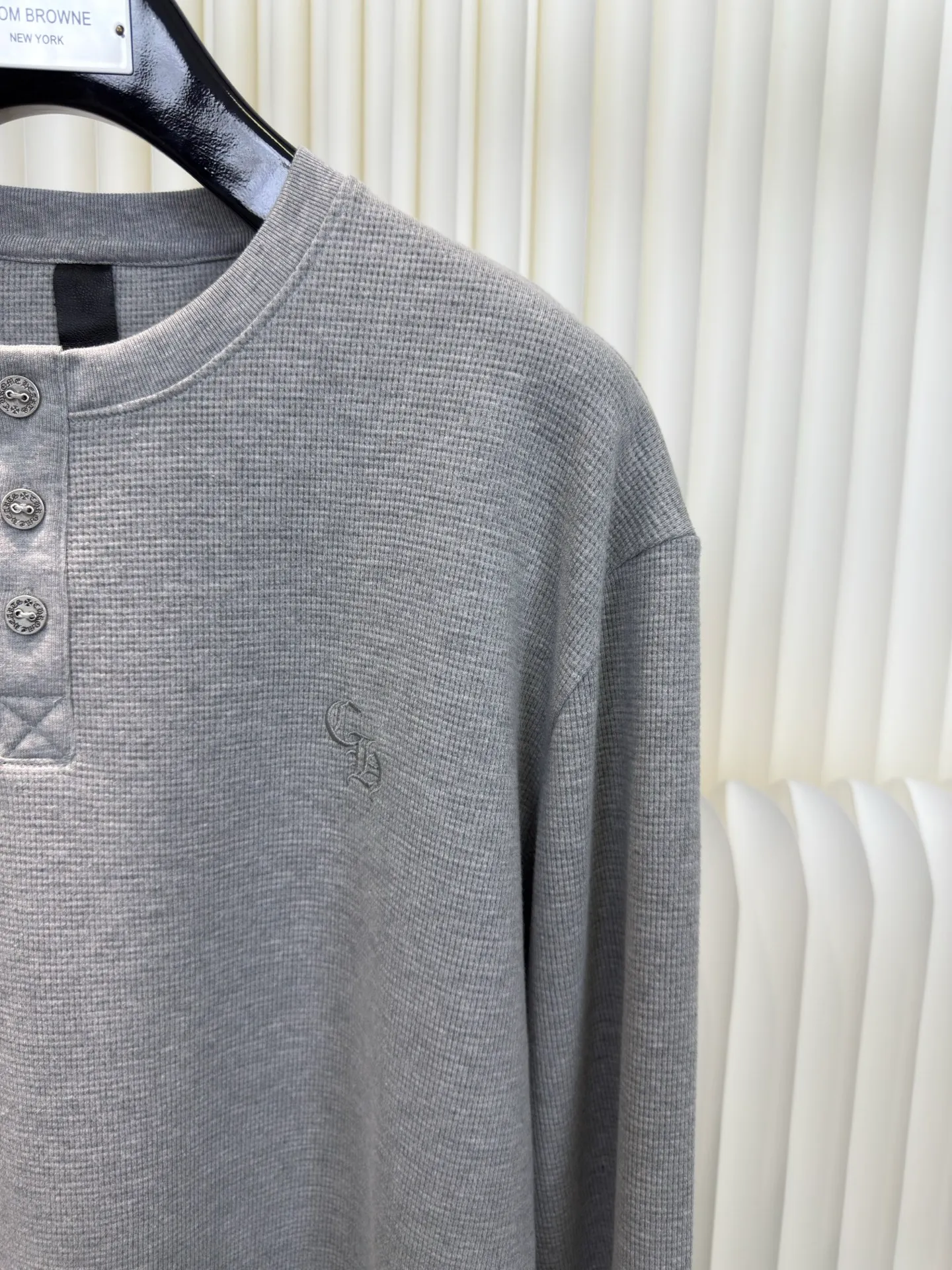 P400 Chrome Hear leather henley collar waffle sweatshirt. The fabric is made of 350g cotton waffle double-layer material before washing (to distinguish low-weight, cut corners and non-pure cotton market products). The silver buckles and scrolls are made of antique bronze and real silver (the material has reached 300+ quality in the market). The leather label is still made of genuine imported lambskin. The most important thing is the hand-sewn leather (the cost is high when it comes to manual work). A lot of effort has been put into the fabric, hardware and craftsmanship. The top quality in the market. The industry benchmark is only owned by a few people. Size S M L